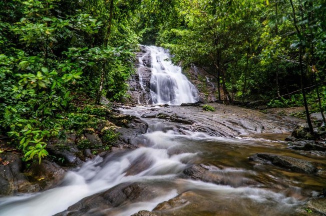 Erfrischender Stopp am Wasserfall