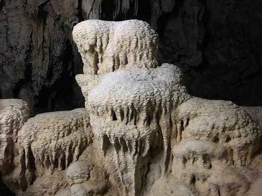 Die Korallenhöhle am Ratchaprapha-See entdecken