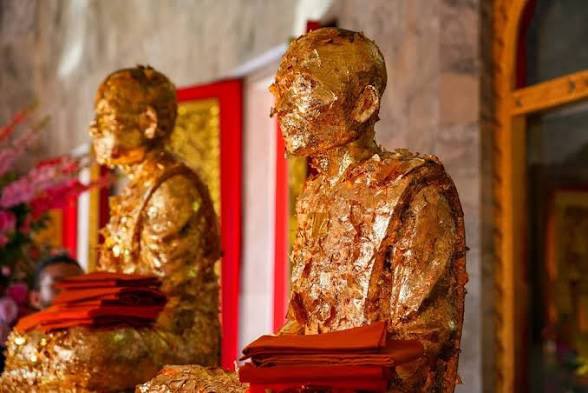 Luang Pho Chaem die Ehre erweisen