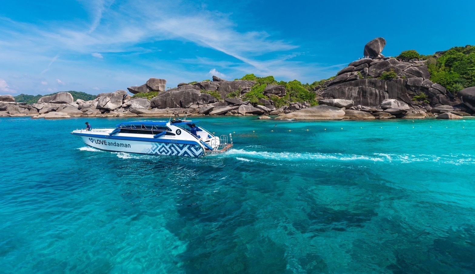 Früh mit dem Speedboot zu den Similan-Inseln